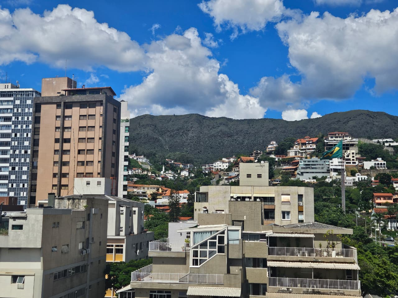 Vista da Serra do Curral a partir da varanda da Clínica da Saúde